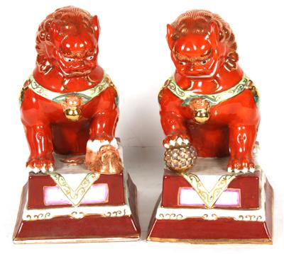 2 auf Sockeln sitzende Löwen Porzellan fernöstlicher Dekor, - Kunst, Antiquitäten und Möbel