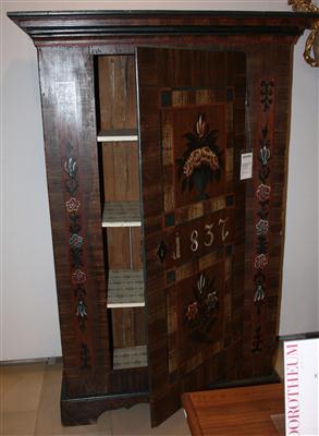 Bauernschrank alpenländisch 19. JH. Fichtenholzkorpus holzartig grundiert sowie floral und ornamental bemalt eine Tür, - Antiques and art