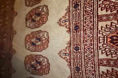 Orientalischer Knüpfteppich gemusterter Fond, - Antiques and art