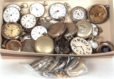 Konvolut von 1 Armbanduhr und 28 Taschenuhrfragmente - Umění a starožitnosti