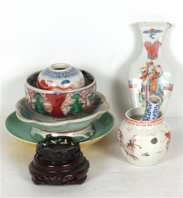 1 kleiner Teller, 2 Schalen, 3 Vasen 1 Wandvase, - Antiques and art