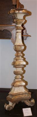 Kerzenleuchter im Barockstil Weichholzgestell in 3-passiger Grundform auf Volutenfüssen, - Antiques and art