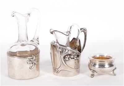 1 Gewürzbehälter, 2 kleine Karaffen Glas - Antiques and art