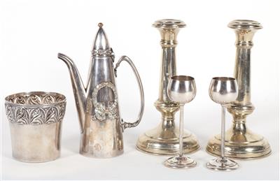 2 Kerzenhalter, 1 Henkelkanne 1 Becher, 6 Stamperl, 1 Anbietetasse - Kunst, Antiquitäten und Möbel online auction