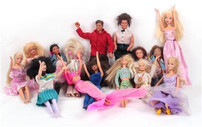 13 Barbies, 2 Ken - Antiques and art