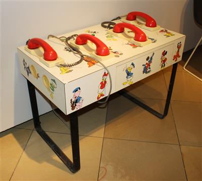 Telefonanlage / Tisch mit Telefonen für Kinder, - Design Sale