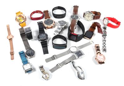 22 Armbanduhren und Sportbänder - Antiques and art