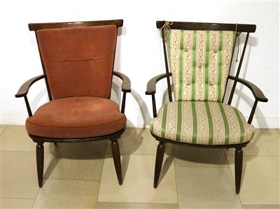 Paar Armsessel mit unterschiedlich tapezierten Sitz und Lehnenauflagen, - Arte e antiquariato