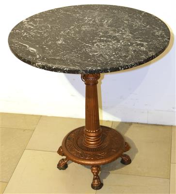 Runder Tisch mit bronziertem Gußeisenfuß und Marmorplatte um 1890/1900, - Arte e antiquariato