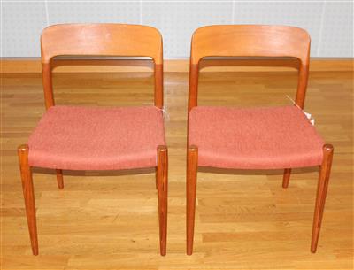 Zwei Esstischstühle / Stühle Modell No. 75 in Teak, - Design and furniture