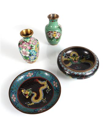 2 kleine Vasen, 1 Schale, 1 Schale mit hochgezogenem Rand - Antiques and art