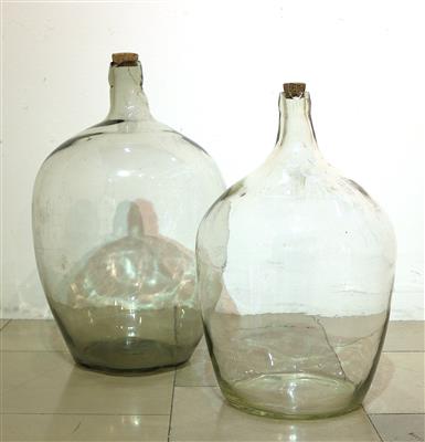 2 große gläserne Schnapsflaschen - Umění a starožitnosti