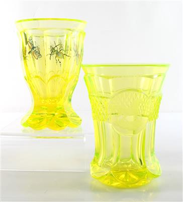2 Sockelbecher aus annagrünem Glas im Biedermeierstil - Arte e antiquariato