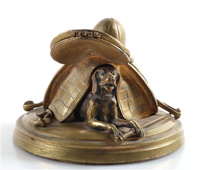 Dekoratives Tintenfass in Form eines Rennreitsattels mit Helm, Gerte und Hund - Antiques