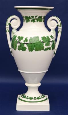 Amphorenförmige Meißen-Henkelvase Porzellan mit grün gemalten Weinlaubbordüren, - Antiques and art