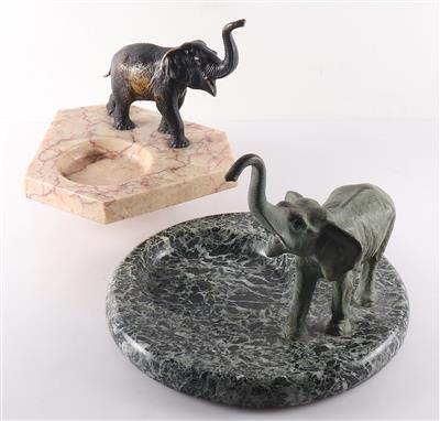 2 verschiedene Visitenkartenschalen mit Elefanten - Antiques and art