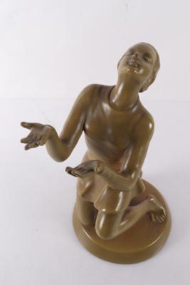 Knieende junge Frau mit erhobenen Händen - Arte e antiquariato