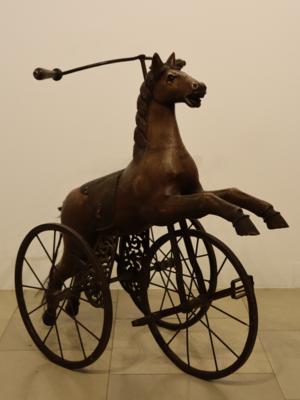 Kinderdreirad in Form eines springenden Pferdes - Umění, starožitnosti, nábytek a technika