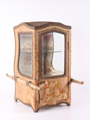 Seltenes Modell einer Miniaturvitrine in Form einer Senfte - Art, antiques, furniture and technology