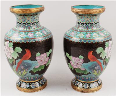 1 Paar Cloisonné-Vasen, - Antiquitäten & Bilder