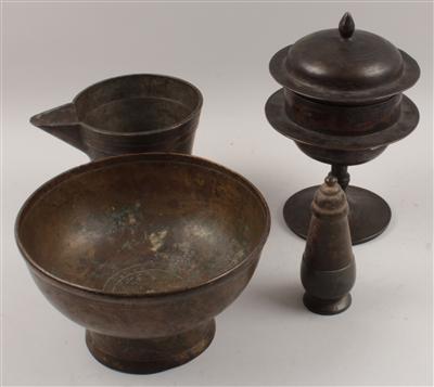 Konvolut (4 Stücke): Vier Metall-Gefäße aus dem asiatischen Raum, - Saisoneröffnungsauktion Antiquitäten & Bilder