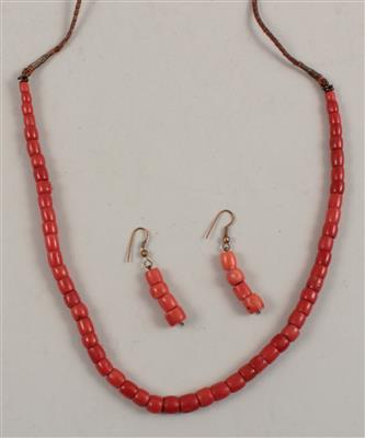 Konvolut (3 Stücke): Eine Korallen-Halskette und zwei Korallen-Ohrringe, wohl aus Marokko: - Antiquitäten & Bilder