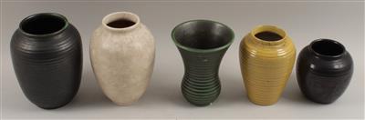 5 verschiedene Vasen, - Antiquitäten & Bilder<br>Schwerpunkt Druckgrafik