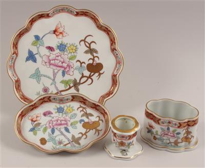 1 Ascher, 1 Zigarettenbehälter, 1 Kerzenständer, 1 Presentoir, - Antiques and Paintings