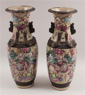 1 Paar Famille Rose-Vasen, - Antiquitäten & Bilder