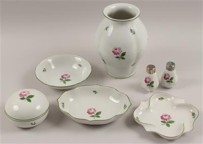 7 Kompottschalen, 2 Streuer, 1 Vase, 1 ovale Schale, 1 Deckeldose, 1 Ascher, - Antiques and Paintings