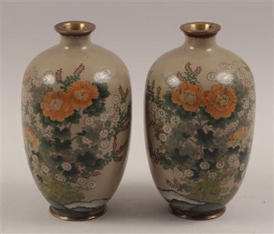 1 Paar Cloisonné-Vasen, - Antiquitäten & Bilder - Schwerpunkt:<br>Moderne und Zeitgenössische Druckgrafik