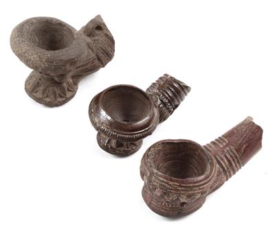 Konvolut (3 Stücke): Burma: 3Pfeifenköpfe aus gebranntem Ton, sogenannte 'NyoungwePfeifen'. - Antiques and Paintings