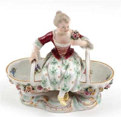 Mädchen mit Blumenbukett in der Linken sitzt zwischen 2 Körben für Salz und Pfeffer, - Antiques and Paintings