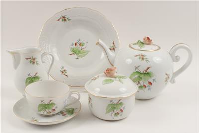 1 Teekanne mit Deckel, 1 Gießer, 1 Zuckerdose mit Deckel, 6 Teetassen mit Untertassen, 6 Teller Dm. 21 cm, - Antiques and Paintings