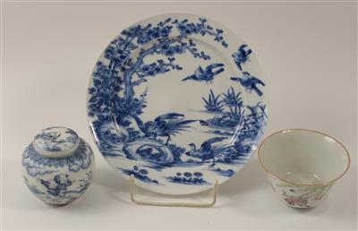 1 blau-weißer Teller, 1 blau-weißes Deckelgefäß, 1 Famille rose-Schale, - Antiques and Paintings
