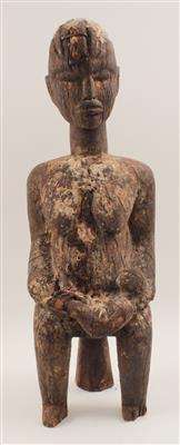Afrika, Burkina Faso, Elfenbeinküste, Ghana. Stamm: Lobi. Eine sitzende MutterKind-Figur. - Antiques and Paintings