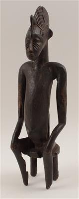 Afrika, Elfenbeinküste, Mali, Burkina Faso. Stamm: Senufo. Eine sitzende Figur, 'Tugubele' genannt. - Antiques and Paintings