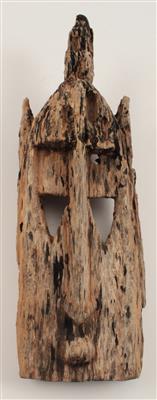 Afrika, Mali, Stamm: Dogon. Eine alte Maske der Dogon, mit Resten einer knieenden Aufsatz-Figur. - Antiques and Paintings