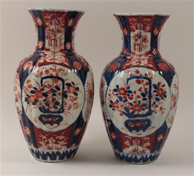 1 Paar Imari-Vasen, - Antiquariato e Dipinti