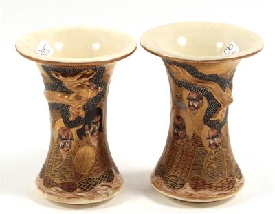 1 Paar kleine Satsuma-Vasen, - Antiquitäten & Bilder