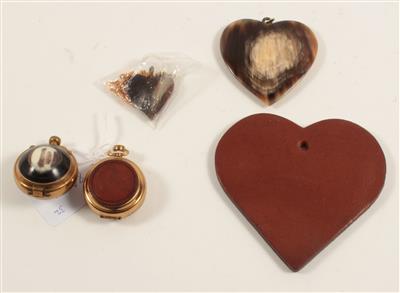 Carl Auböck-1 Halskette mit Herzanhänger, 1 Herzanhänger, 2 Anhänger, 1 Herz-Schlüsselanhänger, - Antiquitäten & Bilder
