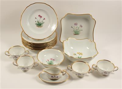 8 Suppenteller, 4 Bouillontassen ohne Untertassen, 1 Sauciere, 2 eckige Schüsseln, 1 kleine runde Schüssel, - Antiques and Paintings