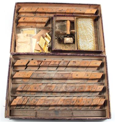 Zwei Kartonschachteln mit Stoffdruckstempeln (Buchstaben) - Antiques and Paintings