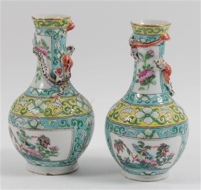 1 Paar Famille rose Vasen, - Antiquitäten & Bilder