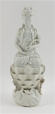 Blanc de Chine-Guanyin mit Ruyi Zepter, - Antiquitäten & Bilder