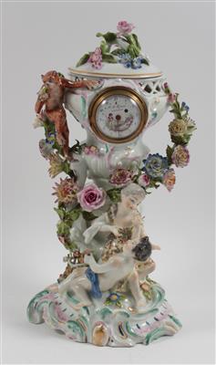 Deckelvase mit Uhr, Porzellan, - Antiquitäten & Bilder