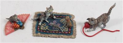 Katze mit Wollknäuel, Kätzchen auf Fächer, Katze, MAus und Mops auf Teppich, - Antiquitäten & Bilder