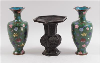 1 Paar Cloisonné Vasen, 1 Bronze Vase, - Antiques and Paintings