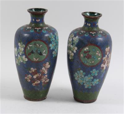 1 Paar Cloisonné-Vasen, - Antiques and Paintings