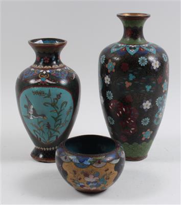 2 Cloisonné-Vasen, 1 Schale, - Antiquitäten & Bilder